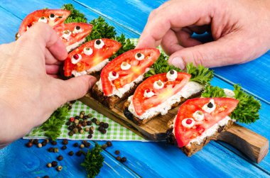 Vejetaryen sandviç domates ve otlar ile.