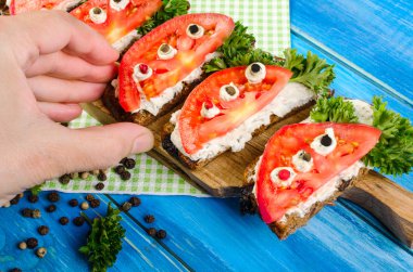 Vejetaryen sandviç domates ve otlar ile.