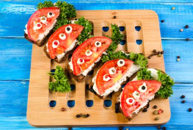 Vejetaryen sandviç domates ve otlar ile