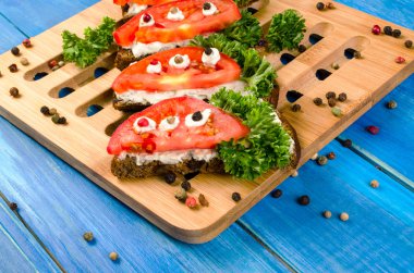 Vejetaryen sandviç domates ve otlar ile.