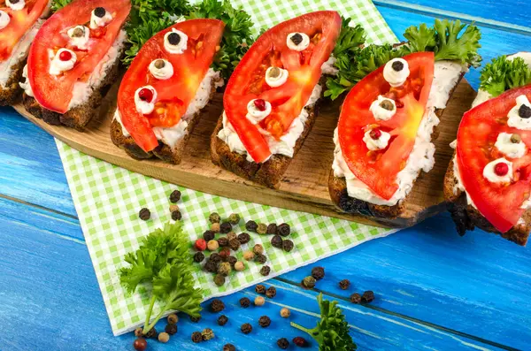 Вегетарианские сэндвичи с помидорами и травами — стоковое фото