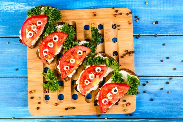 Vegetariska mackor med tomater och örter — Stockfoto