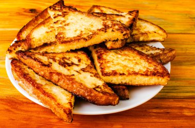Beyaz tabakta lezzetli kızarmış tost.
