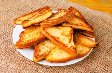 Beyaz tabakta lezzetli kızarmış tost. 