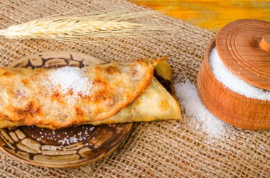 Plaka ve ahşap şekerlik gözleme.