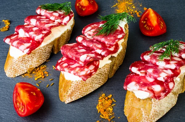Sandwiches con salami, tomate y eneldo . — Foto de Stock
