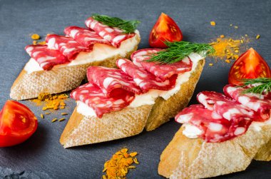 Sandviç salam, domates, dereotu ile.