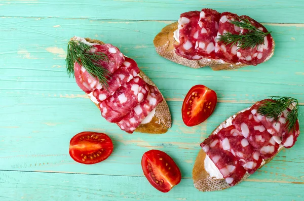 Sandwiches con salami, tomate y eneldo . — Foto de Stock
