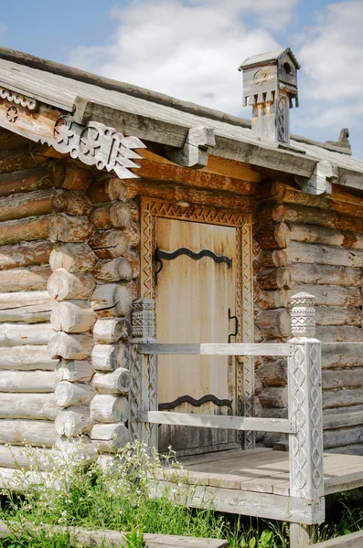 Dörrar till träbyggnaden. I den historiska park "Kievan Rus — Stockfoto