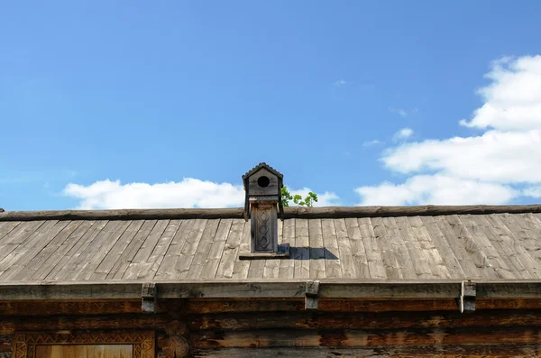 Techo de madera, pajarera y cielo. En el parque histórico "Kievan R — Foto de Stock