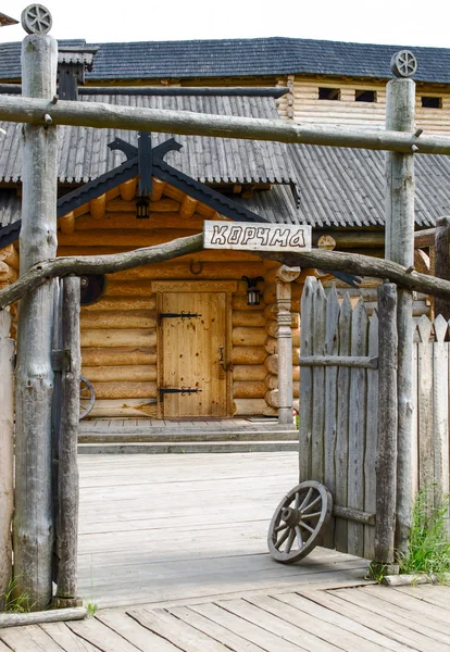 Puertas de madera y casa de madera . — Foto de Stock