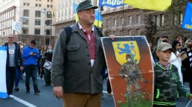 Kiev, Ukrayna, Ekim 2020: - Özgürlük Partisi, Ulusal Kolordu hareketi, Ukraynalı milliyetçiler, Ukrayna isyancı ordusu, Ukrayna Günü Savunucusu, Kiev 'deki Khreshchatyk Caddesi.