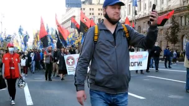 कीव, यूक्रेन, अक्टूबर 2020: स्वतंत्रता पार्टी, राष्ट्रीय कोर आंदोलन, यूक्रेनी राष्ट्रवादियों, यूक्रेनी विद्रोही सेना, यूक्रेन दिवस के डिफेंडर पर, कीव में ख्रेशचट्यक स्ट्रीट . — स्टॉक वीडियो