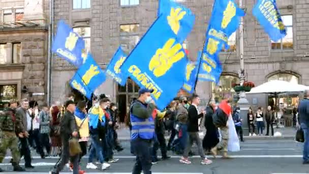 Kiev, Ukraine, octobre 2020 : - Marche du Parti de la liberté, Mouvement du corps national, nationalistes ukrainiens, Armée insurrectionnelle ukrainienne, le jour de la Journée du défenseur de l'Ukraine, rue Khreshchatyk à Kiev. — Video