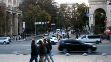 Kiev, Ukrayna, Ekim 2020: - Tanımlanamayan yayalar yürüyor, ve arabalar Khreshhatyk Caddesi boyunca sürüyor. Ukrayna, Kiev 'deki Khreshhatyk ve Proreznaya caddelerinin kesiştiği yer. Geniş plan.