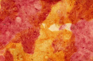 Buruşmuş kağıdın parlak kırmızı ve turuncu arkaplanı ya da tasarım ya da metin için kaba alçı. Yüzey dokusu. Yakın plan. Soyut.