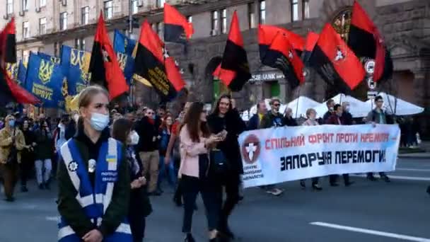 Kiev, Ukraine, October 2020: - March of Freedom Party, National Corps movement, Ukrainian nationalists, Ukrainian Insurgent Army, on Defender of Ukraine Day, Khreshchatyk Street in Kiev. — Stock Video