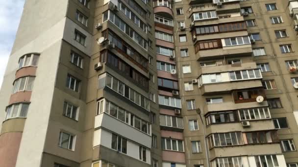 Típico edificio de apartamentos de gran altura con balcón y ventanas. Arquitectura contemporánea. Enfoque selectivo. Primer plano. — Vídeos de Stock