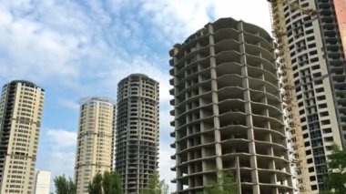 Kiev, Ukrayna, Temmuz 2020, çok katlı bir bina. Evdeki pencere ve duvarlar yapım aşamasında. Modern inşaat mühendisliği. Troeshchyna bölgesinde bitmemiş evler.