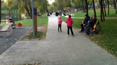 Kiev, Ukrayna, Ekim 2020, kimliği belirsiz insanlar hafta sonları şehir parkında yürüyüp dinleniyorlar. Ortam planı.