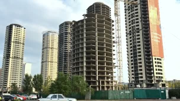 Kiev, Ucrania, julio de 2020: - Edificio residencial de varios pisos. Ventanas y paredes en casa en construcción. Ingeniería civil moderna. Casas sin terminar en el distrito de Troeshchyna. — Vídeos de Stock