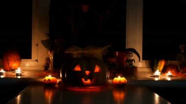 Cadılar bayramı balkabağı kafalı Jack Fener suratlı ve yanan mumlu ev dekorasyonu. Oyulmuş gözler, ağız. Geleneksel Cadılar Bayramı sembolü. Ortam planı.