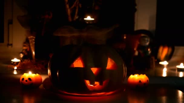 Home dekorace s strašidelnými září halloween dýňová hlava Jack Lantern tvář a hořící svíčka. Vyřezané oči, ústa. Tradiční symbol Halloweenu. Detailní záběr. — Stock video