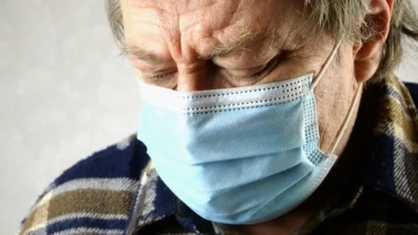 Zieke man met medisch masker stikt, ademt zwaar, hij heeft niet genoeg zuurstof. — Stockvideo
