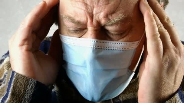 Zieke man met medisch masker stikt, ademt zwaar, hij heeft niet genoeg zuurstof.. — Stockvideo