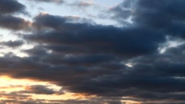 Gün batımında parlak bulutlu dramatik bir gökyüzü. Panoramik çekim. Yakın plan..