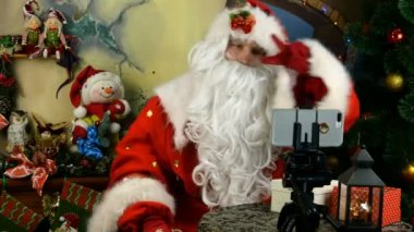 Dans eden Noel Baba, Noel ve Yeni Yıl tatillerinde karantinada yalnızlık sırasında sanal online sohbet yaparak uzaktan tebrik ediyor. Yakın plan..