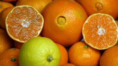 Bol miktarda C vitamini içeren narenciye, portakal ve limon yığını. Covid-19 Coronavirus 'la savaşmak için bir yığın sağlıklı meyve. Soldan sağa dönüyor. Yakın plan..