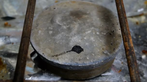 Plynový hořák ve starém plynovém sporáku se zápalkou. Detailní záběr. — Stock video