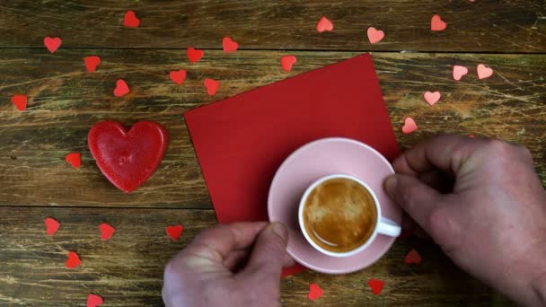 Las Manos Humanas Ponen Una Taza Café Servilleta Roja Encienden — Vídeo de stock