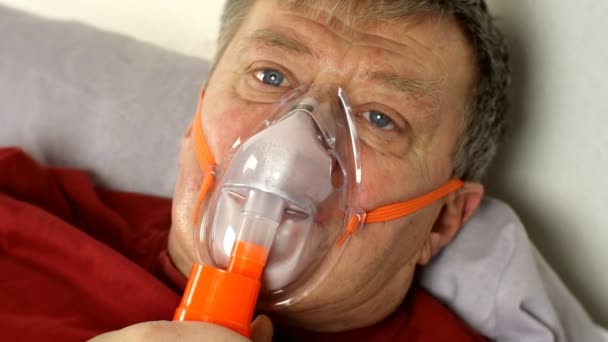 Nemocný Muž Středního Věku Těžce Dýchá Kyslíkovou Maskou Když Leží — Stock video