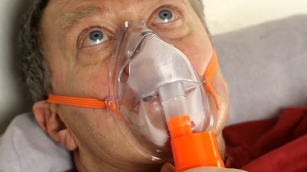 Kranker Mann Mittleren Alters Atmet Schwer Durch Sauerstoffmaske Rollt Die — Stockvideo