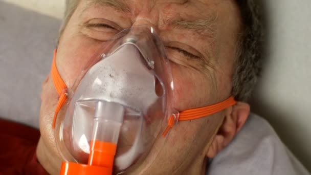 Malade Homme Âge Moyen Respiration Intense Par Masque Oxygène Tout — Video