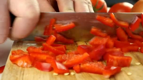 Šéf Krájí Červený Sladký Pepř Velkým Ostrým Kuchyňským Nožem Dřevěné — Stock video