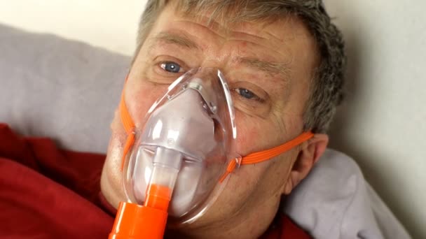 Homem Meia Idade Doente Está Respirando Através Máscara Oxigênio Enquanto — Vídeo de Stock