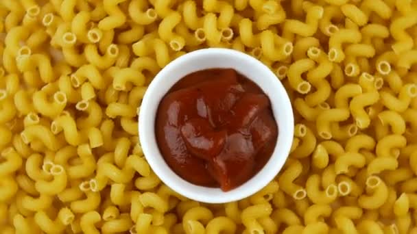Mulțime Paste Uscate Spirale Farfurie Ketchup Rotiți Cercul Bucătărie Italiană — Videoclip de stoc