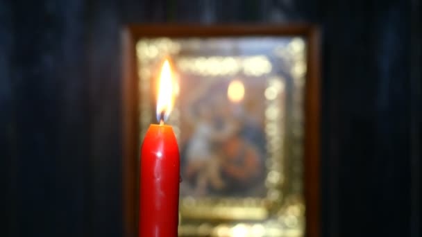 Kerzen Brennen Dunkeln Vor Der Verschwommenen Ikone Der Jungfrau Maria — Stockvideo