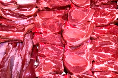 Kasapta satılık farklı sulu ve kaliteli çiğ et. Dükkanda doğranmış et var. Yemek arkaplanı. Seçici yumuşak odaklanma. Yakın plan. Kapalı.