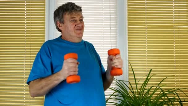 Starší Starší Bělošský Etnický Muž Věnuje Fitness Cvičí Činorodost Doma — Stock video