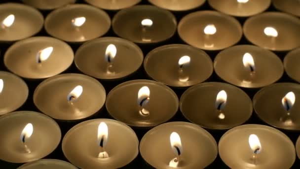 Wiele Płonących Okrągłych Małych Świeczek Odbiciami Płonie Ciemności Pożar Lewej — Wideo stockowe