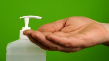 İnsan elleri dezenfeksiyon ve koronavirüsten korunma için antiseptikle tedavi edilir..