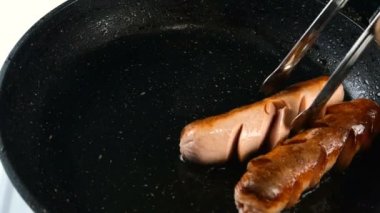 Yemek tarifi lezzetli geleneksel Amerikan ya da İngiliz kahvaltısı. Sosisli sahanda yumurta pişirmek..