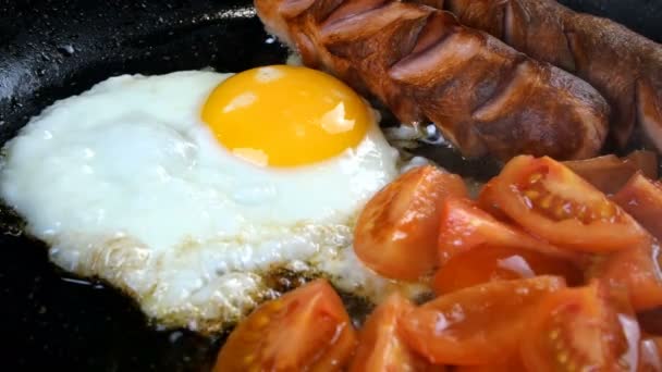 Rezept schnell leckeres traditionelles amerikanisches oder englisches Frühstück. Spiegeleier mit Würstchen kochen. — Stockvideo