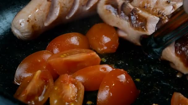 Recept voor snelle heerlijke traditionele Amerikaanse of Engelse ontbijt. Worstjes en tomaten bakken. — Stockvideo