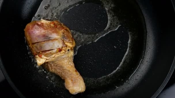 Proces vaření smažených kuřecích stehýnek v oleji na pánvi. Lahodné vysoce kalorické jídlo. Domácí recept na vaření. Jídlo shora dolů, výhled shora. Detailní záběr. — Stock video