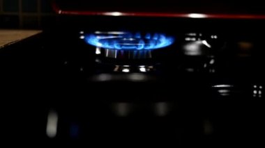 Gaz metan gazının ya da propan gazının mutfak ocağında yanma ve ortaya çıkma süreci. Mutfak ocağı kapanıyor. Doğal gaz iltihabı. Seçici odaklanma. Ağır çekim. Yakın plan..
